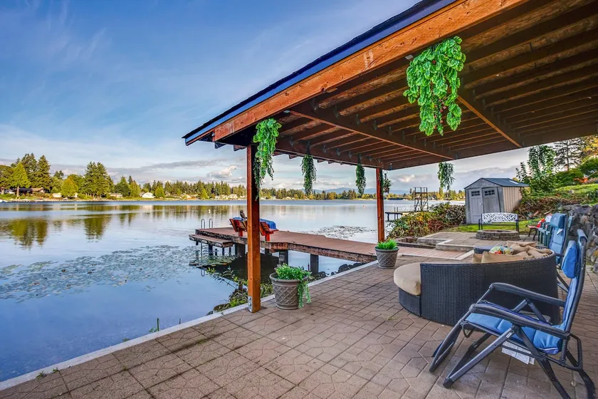 Serene 3BR Home in Kent With Modern Comforts - Image 1