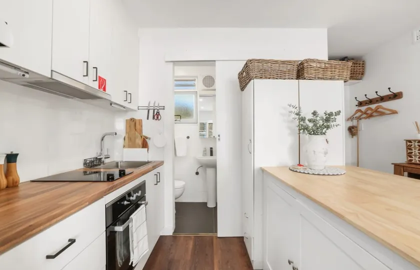 Bright Coastal Studio - Walk to Everything - Image 1