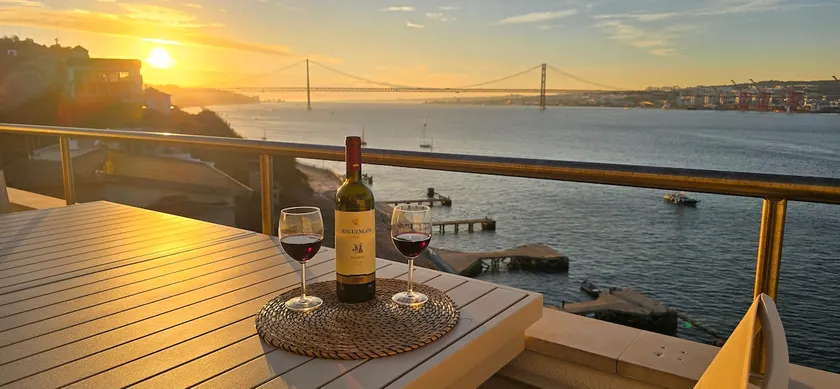 Luxury Lisbon View & Balcony - AC & Elevator - Image 1
