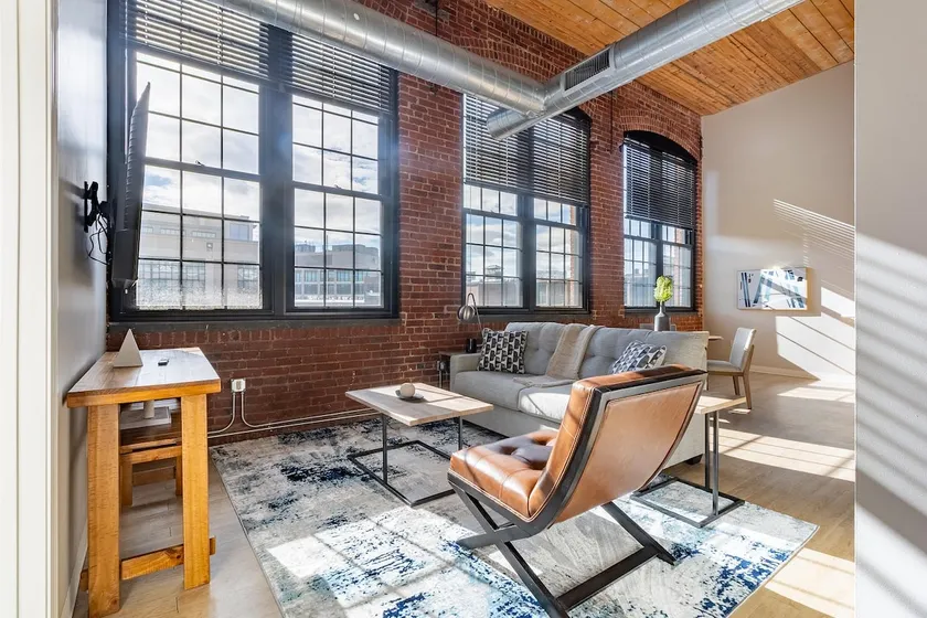 Landing | Beautiful 2BD, Gym, Courtyard - Image 1