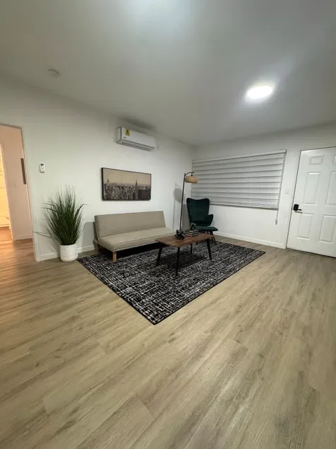 Warm & Welcoming 2BR Retreat in Glendale - Image 1