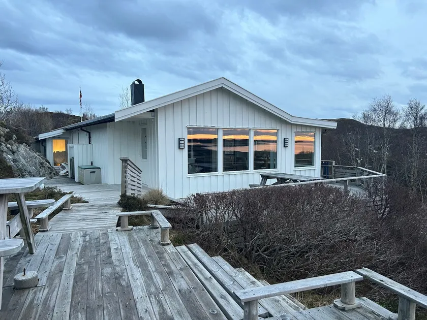Cottage by the lake with a nice view - Image 1