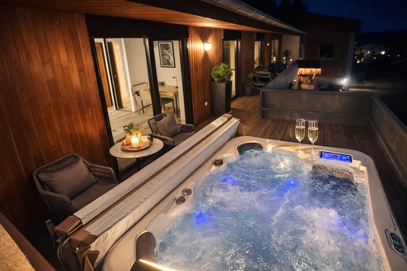Castle View Spa Apt Whirlpool 2 Saunas - Image 1