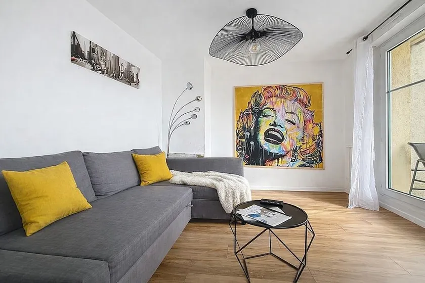 City center apartment with terrace - Image 1