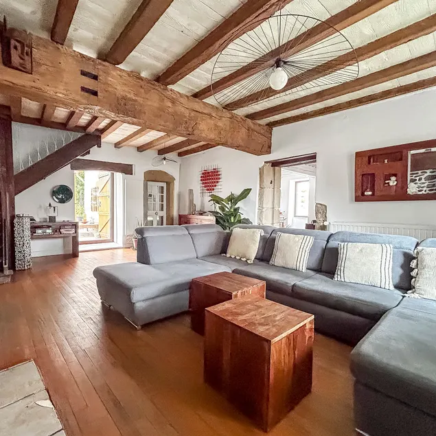 200 sqm house with large garden & parking - Image 1