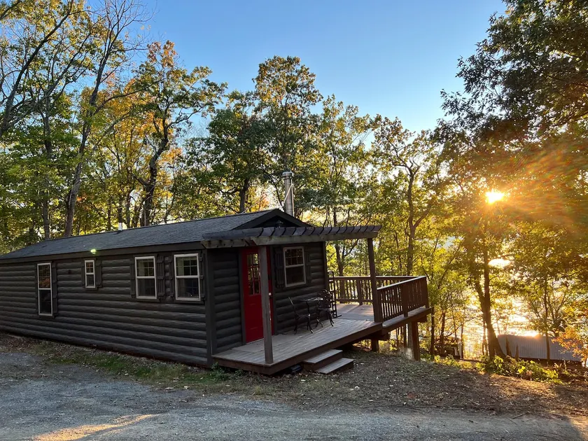 Cliff’s Edge Cottage Lakeview - Tranquil Escape - Image 1