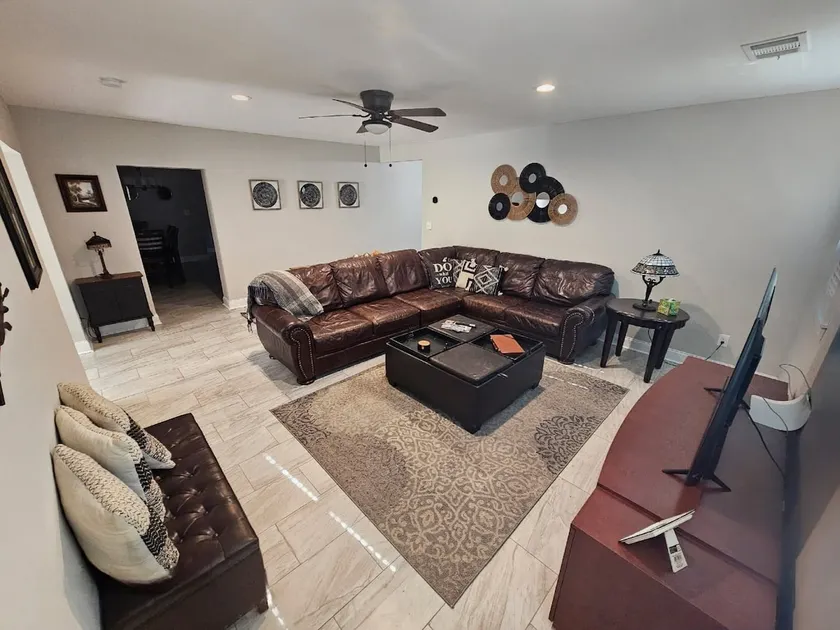Comfortable 6 bedroom with in-law suite - Image 1