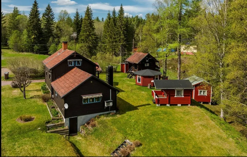 A large house by the forest with a stream for 8 people - Image 1