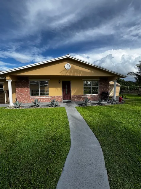 Home in Davie - Image 1