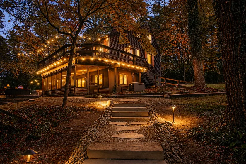 Movie Barn | Hot Tub | Private Disc Golf Course - Image 1