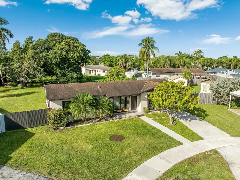 Large Family Villa with Large Patio and BBQ - Image 1