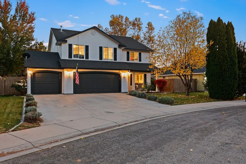 Modern Spacious Home Near Settlers Park Sleeps 16 - Image 1