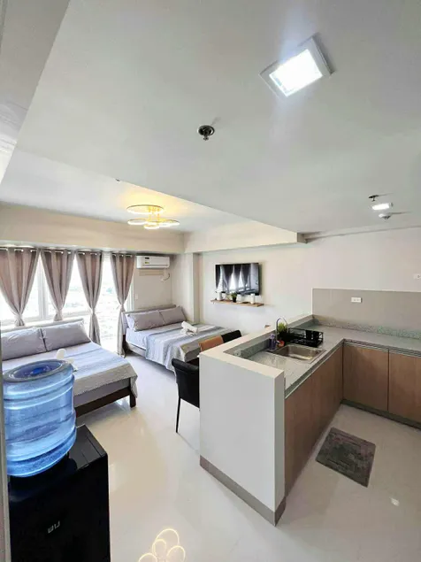 Q Lakeshore Condo SMX SM mall/Airport/SPMC/Azuela - Image 1