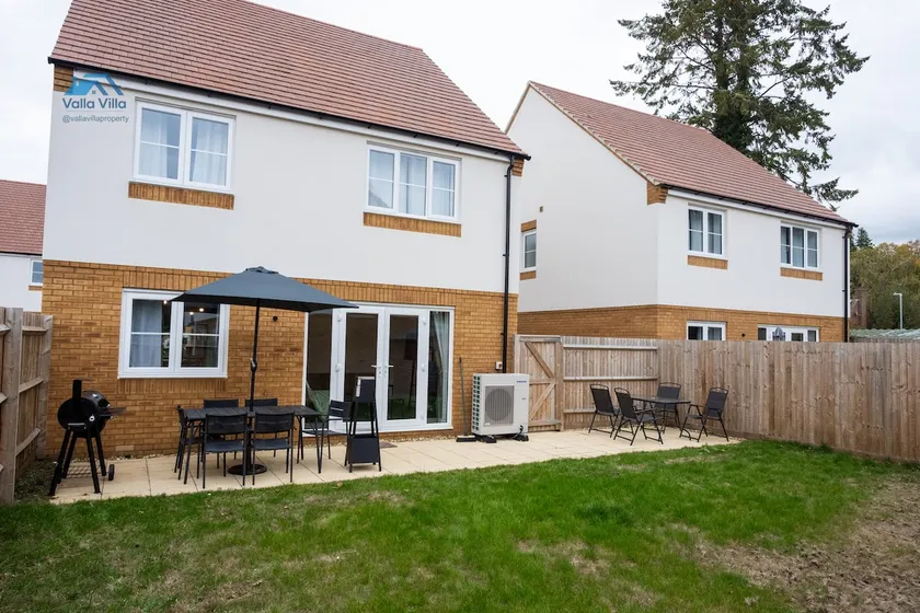 The Pines Villa 2, 6 beds, 2 Sofa beds, Northampton Centre, Home Cinema, Games & EV, Parking for 4, Sleeps 10 - Image 1
