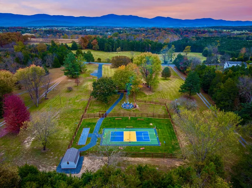 The Unbrined Getaway~Pickleball~HotTub~Movies~Dogs - Image 1