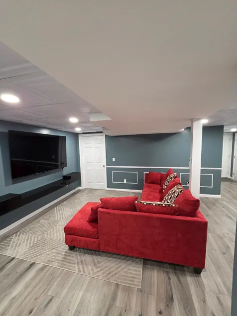 Modern Private Suite with Kitchenette & Smart TV - Image 1