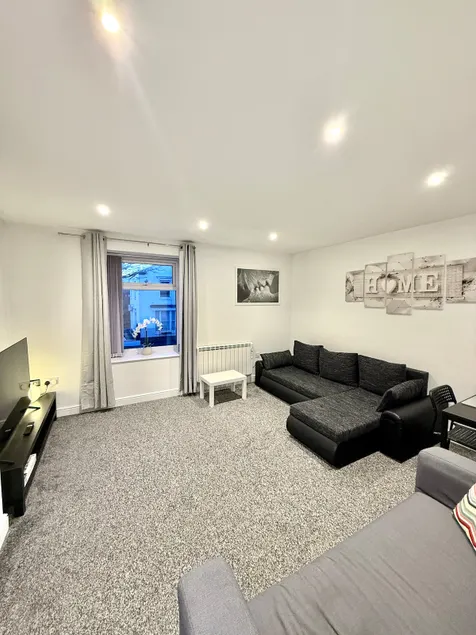 Modern 2-Bedroom Apartment with Free Parking in Warrington - Image 1