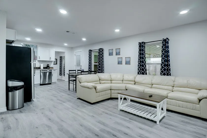 Breezy Getaway, King Beds and TVs Every Room - Image 1