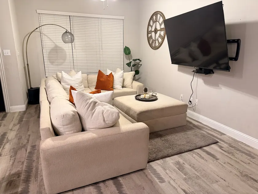The River Walk Retreat • Cozy, Spacious & Modern - Image 1