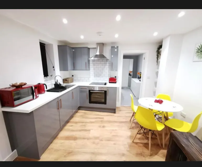 4 sleeps and travel cot- close to beach and restaurants - Image 1