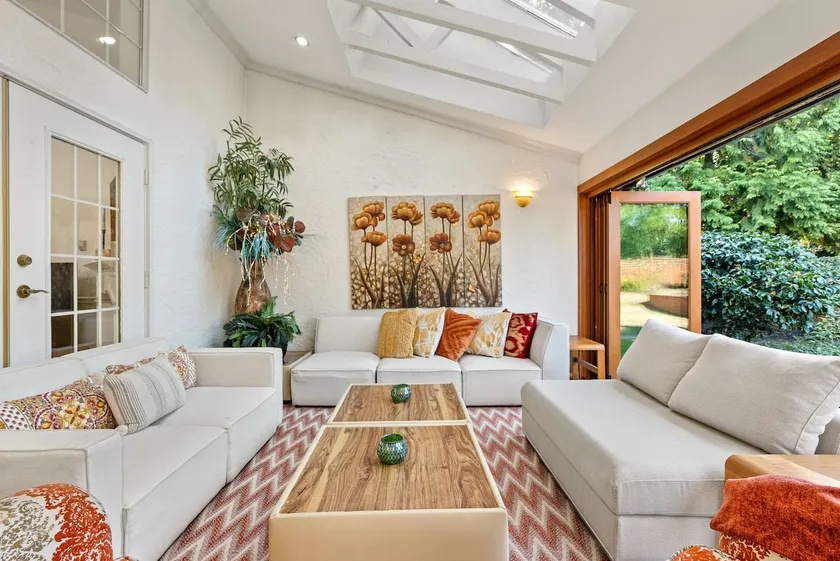 Stylish Nature Bungalow in Surrey - Image 1
