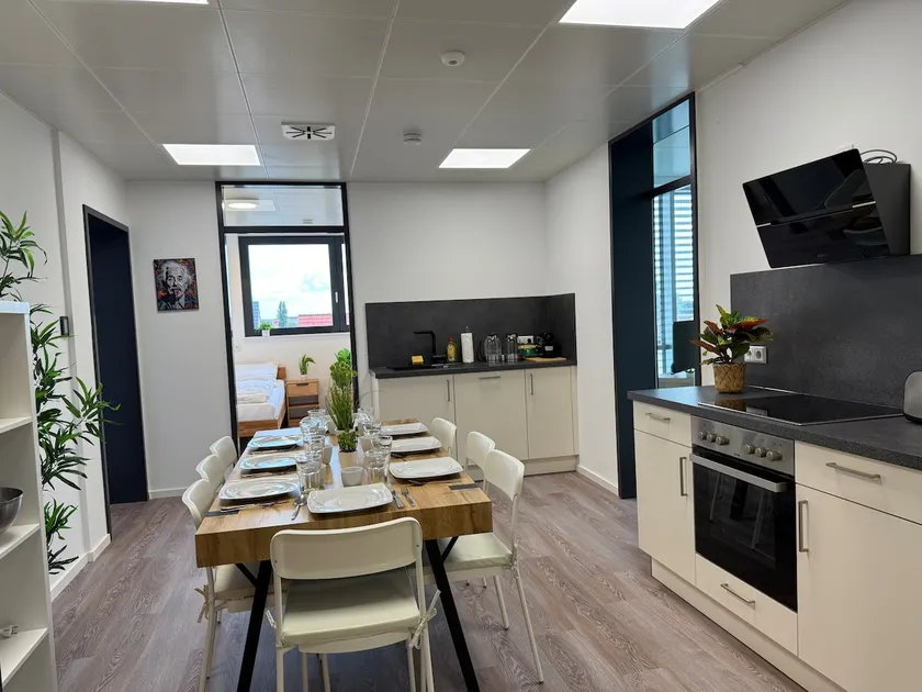 Deluxe 5-Bedroom Apartment with Modern Kitchen and Two Bathrooms - Image 1