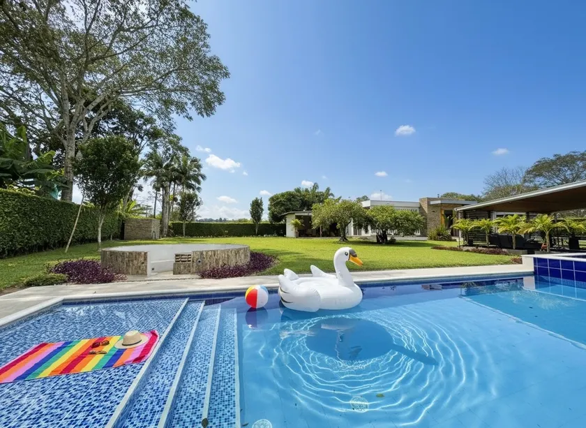LuxeCountryVilla-Pool-BBQ-10MinCoffeePark-AC - Image 1