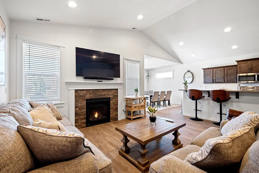Spacious 4BR King Suite Near Autzen UofO Hayward - Image 1
