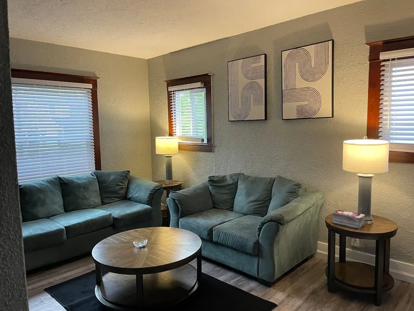 Quiet 3 Bedroom home Near downtown - Image 1