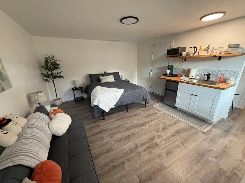 Three Dog Inn. Peaceful, private and inviting. - Image 1