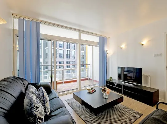 Tottenham Court Road, 2 bed, balcony, lift - Image 1