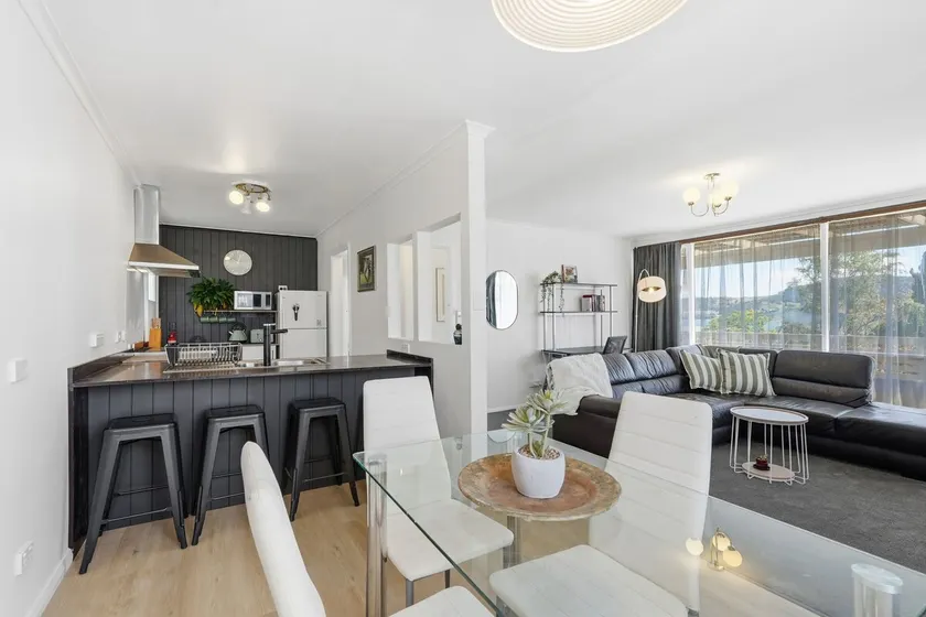 Stunning water view – Cozy 3BR Retreat - Image 1
