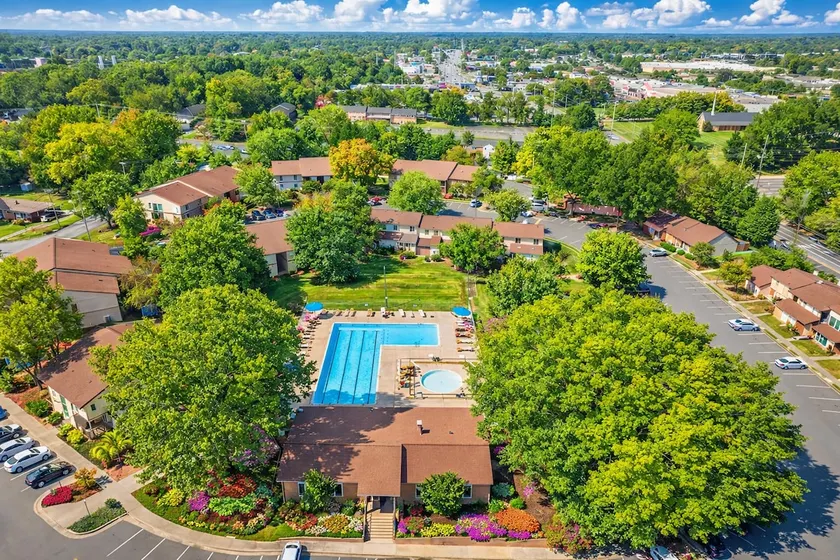 3BR Condo w/ Pool Near HPU & Market + Desk - Image 1