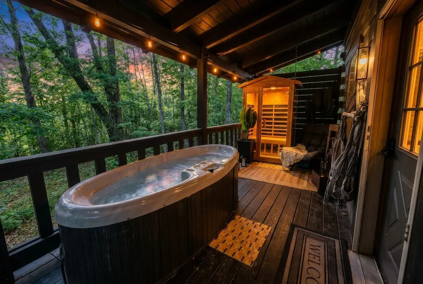 Honeymoon Lodge. Sauna! Hot Tub! 75”TV! King Bed! - Image 1