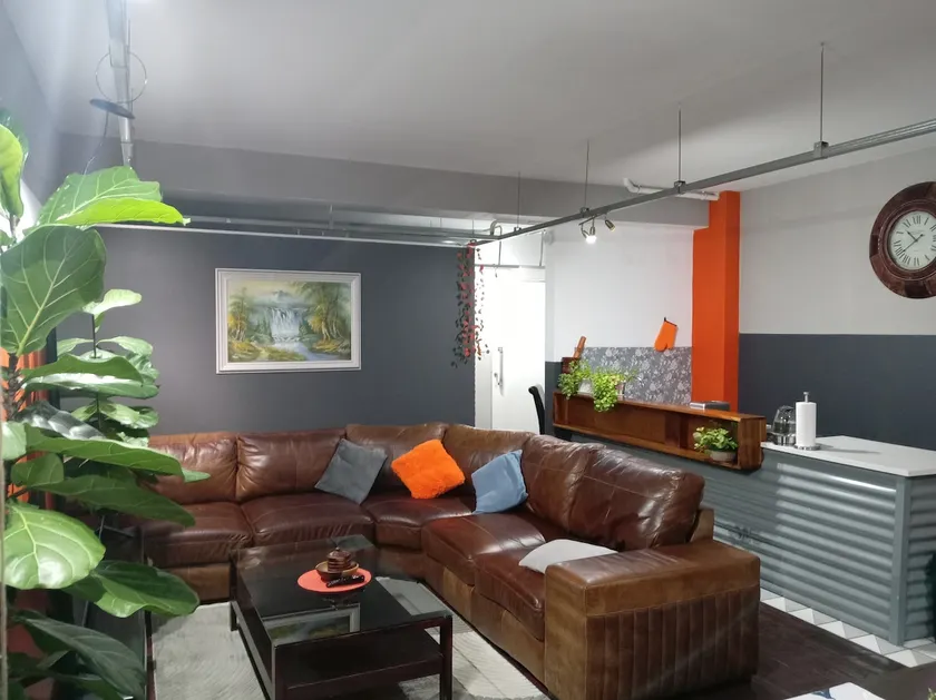 Warm & Luxury Stay at Maboneng with Kingbed HugeTV WiFi - Image 1