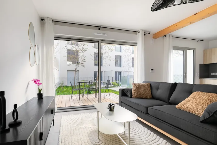 Beautiful bright industrial-style house - Image 1