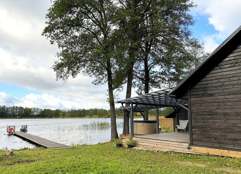 Peaceful lake retreat with sauna - Image 1