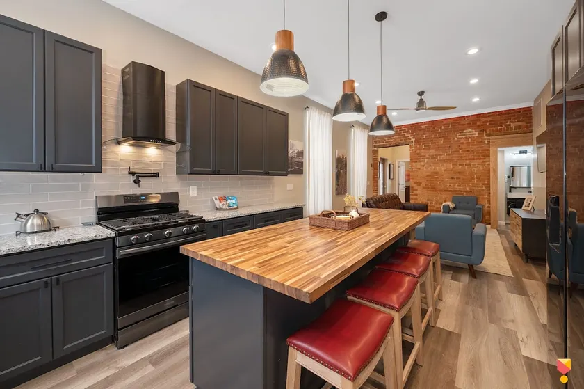 Stylish Townhouse with Game Room, King Suite - Image 1