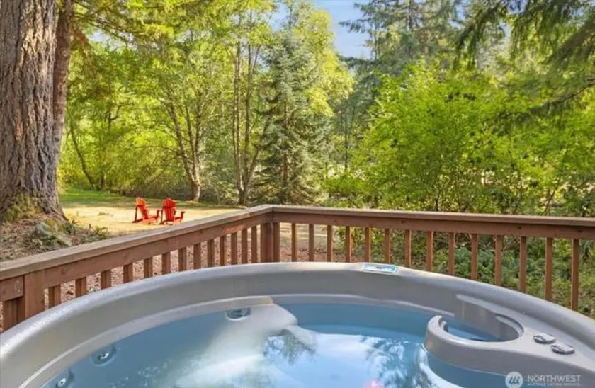 Pond-side cabin with hot tub & brand new sauna - Image 1