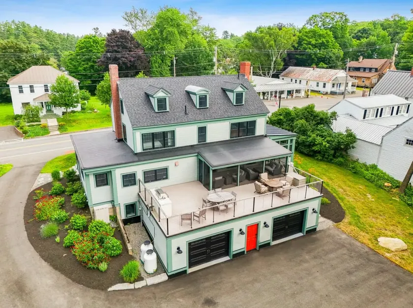 4 Bedroom House with Chef's Kitchen on Main Street - Image 1