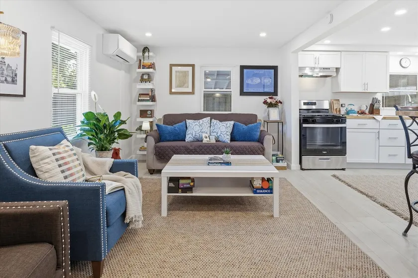 Cozy Book Nook, Fenced Backyard, Pet Friendly - Image 1