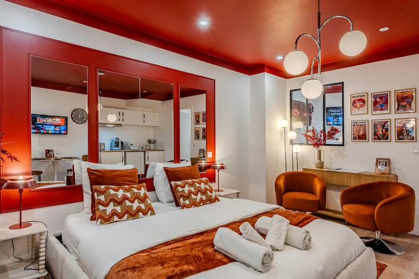 Romantic Getaway & Private Hot Tub, L’Écrin Rouge - Image 1