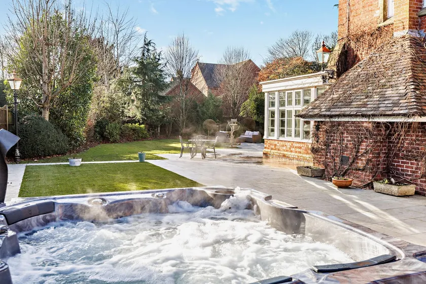 Luxury Detached House in Large Private Grounds, with Outdoor Jacuzzi and Sauna - Image 1