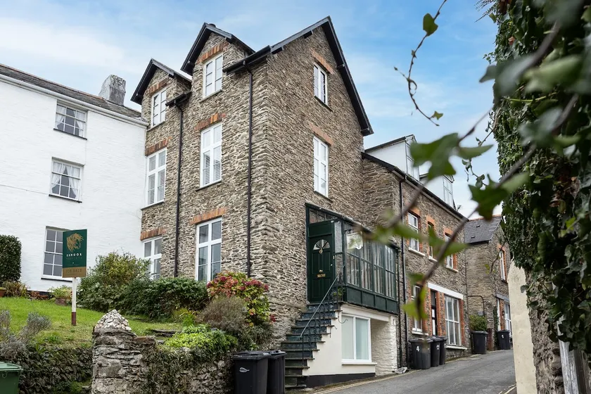 Stylish luxurious 5 bedroom house, central Lynton - Image 1
