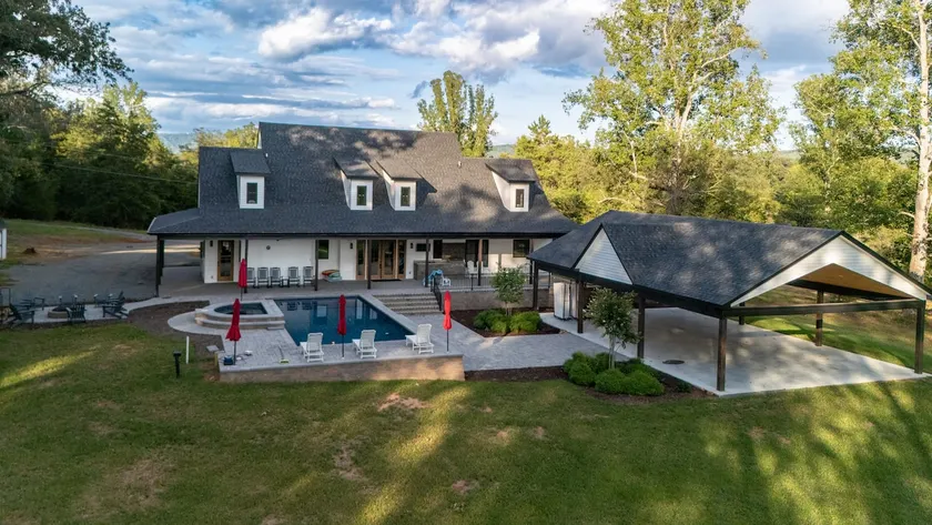 New! Secluded Farmhouse Pool + Firepit 14ppl - Image 1