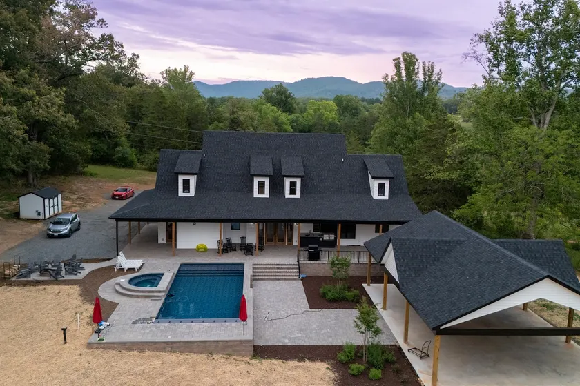 New! Secluded Farmhouse Pool + Firepit 14ppl - Image 1