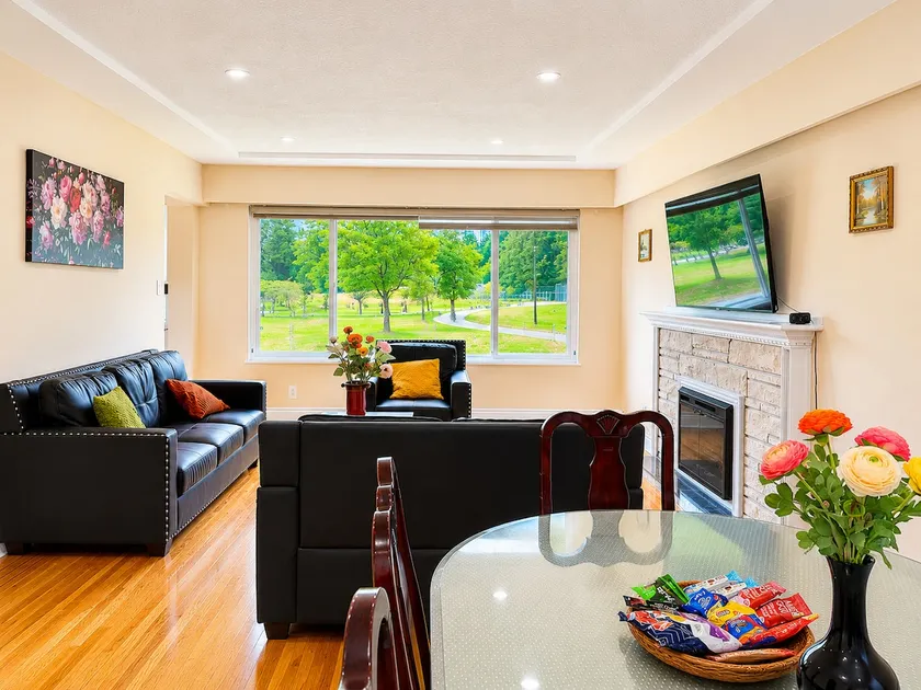 3BR Home w/Sun Deck• Near Bus Metrotown & Downtown - Image 1