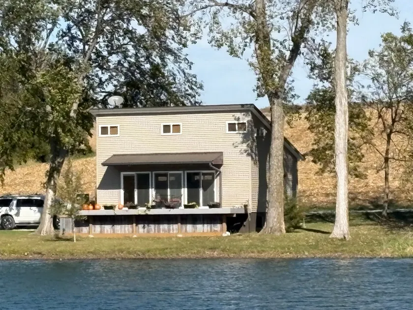 Relaxing pond house nestled in nature - Image 1