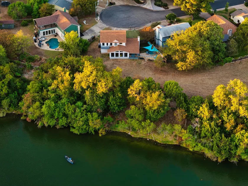 Lake Access and Pool in the Heart of Domain - Image 1