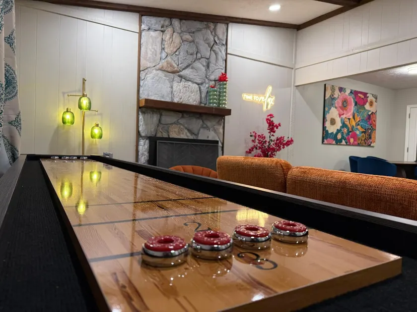 RAINBoW Stay •Shuffleboard · Pets OK· Mins to Base - Image 1